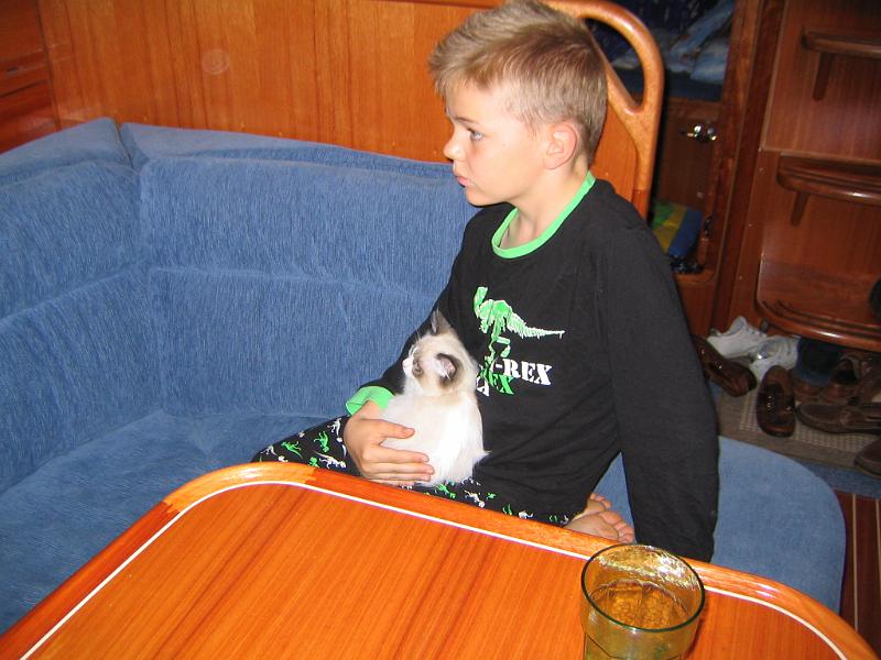 IMG_6543.JPG - Eka aamu veneellä , Tommi ja Keiju katselevat lasten ohjelmia.