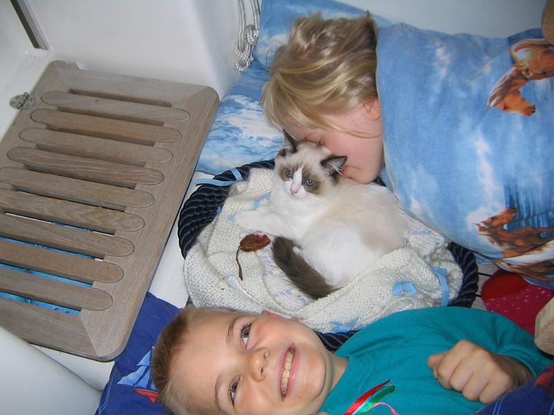 IMG_6645.JPG - Tommia jänskättää enemmän kuin Keijua. Yhteinen päivähetki